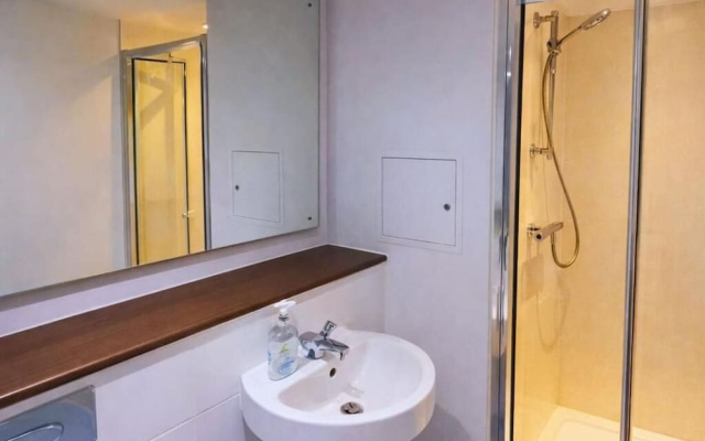 Stylish City Escape near Cavern Quarter
