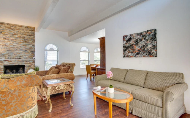 Luxe Tucson Vacation Rental w/ Community Pool