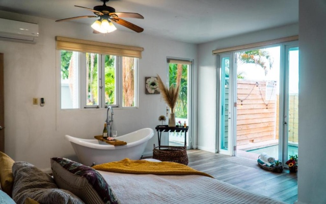 Suite 3 with private pool, tub and king size bed — фото 3
