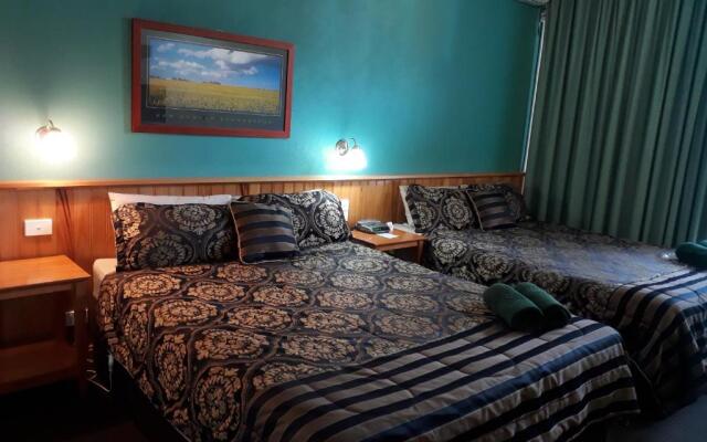 Moe Motor Inn