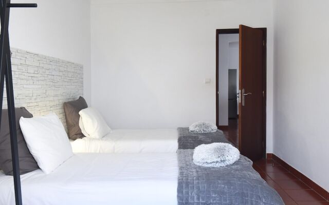 House with 2 Bedrooms in Lourinhã, with Wifi