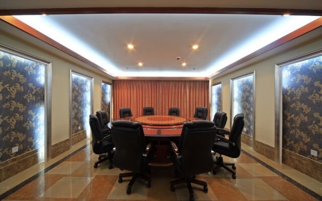 Xinglong Old Banyan Hotel