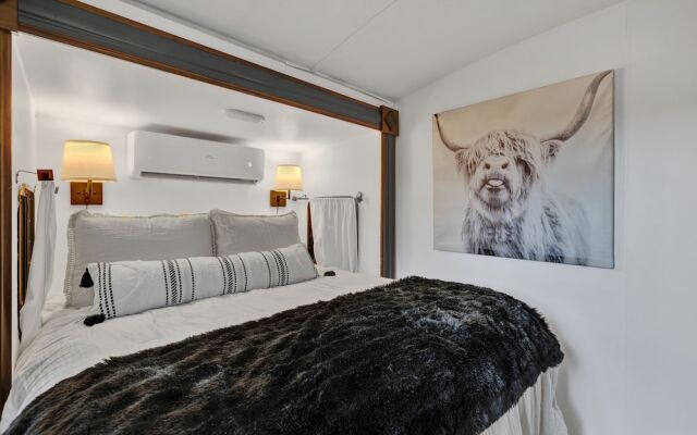 Lucinda Luxury RV With Hot Tub