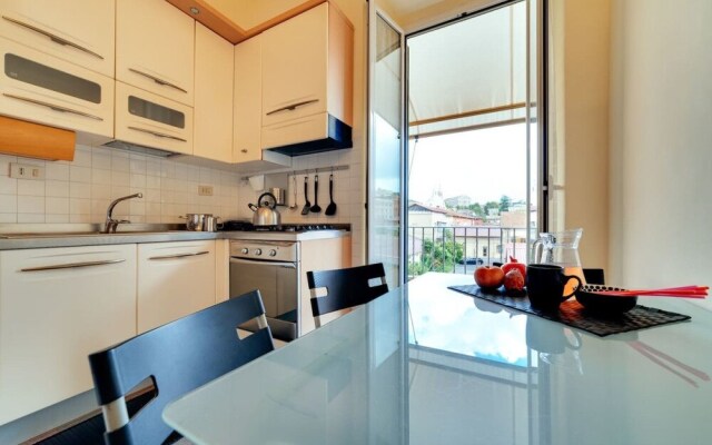 Sunny Flat in Elegant Building Close to Colosseum