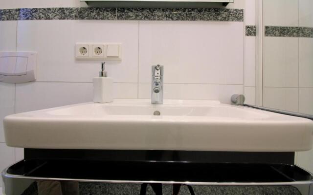 Luxury city apartment - view of river and castle