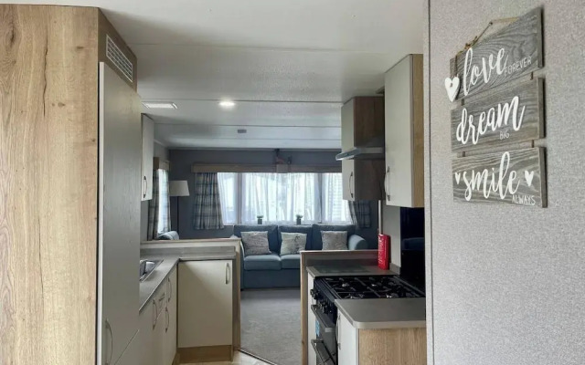 Cosy 3 Bedroom Caravan in South Cerney