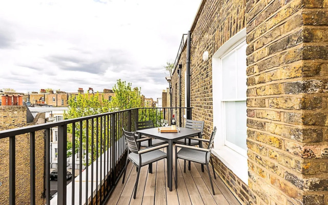 Light & Luxury Chelsea Apartment: Private Balcony!