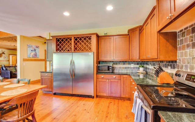 Dog-friendly Lavonia Home w/ Dock & Lake Access
