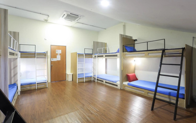 SPOT ON 90236 Zigzag Travellers Home - Hostel