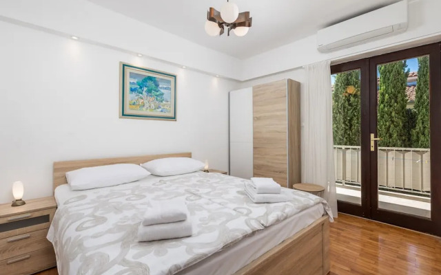 House Rose With Private Pool And Garden