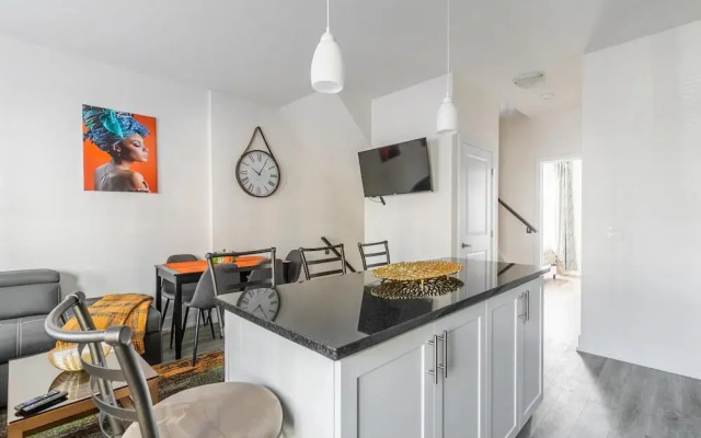 4BR 3BA Townhouse on Lake Ontario Free Parking Gym