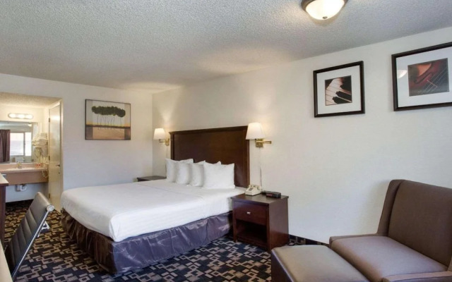 MorningGlory Inn & Suites
