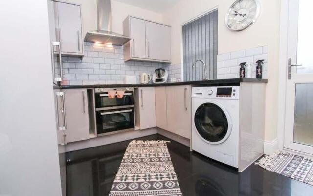No25-Luxe Living Guest House- 2 Bed-WIFI-Free Parking-City- Beach