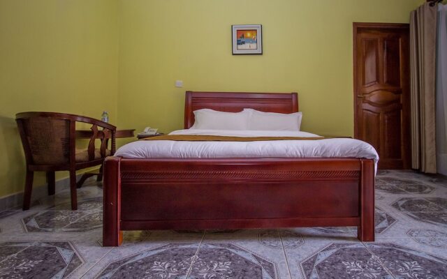 Tuzza Hotel