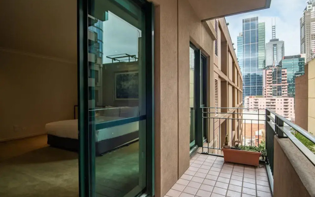 Elegant 4B 2B Unit in Melbourne CBD w/ Parking!