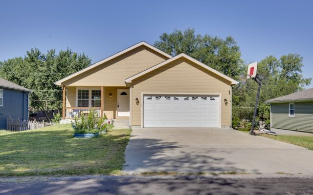 Family-friendly Lansing Home With Covered Balcony!