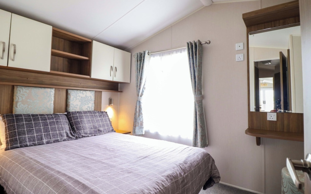 Sea Breeze C38 Dyffryn Seaside Estate