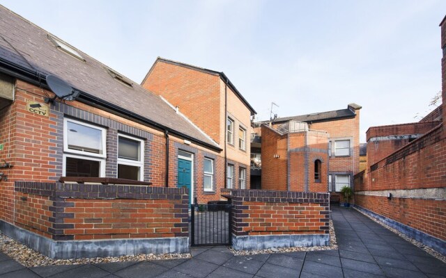 Stylish and Quirky 2BR Maisonette in Fulham