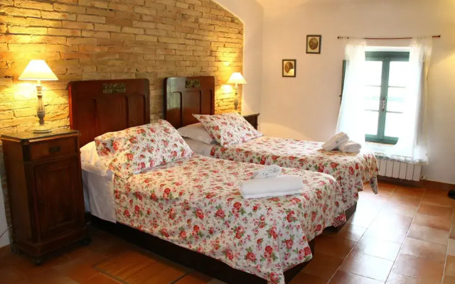 Apartment in Guasticce With Shared Pool