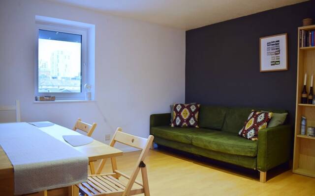 Central 1 Bedroom Apartment Near Tower Hill With Balcony