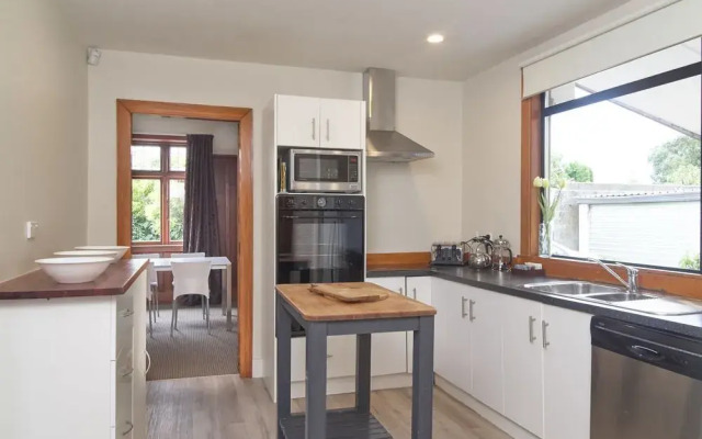 159 Yaldhurst Road Guest House