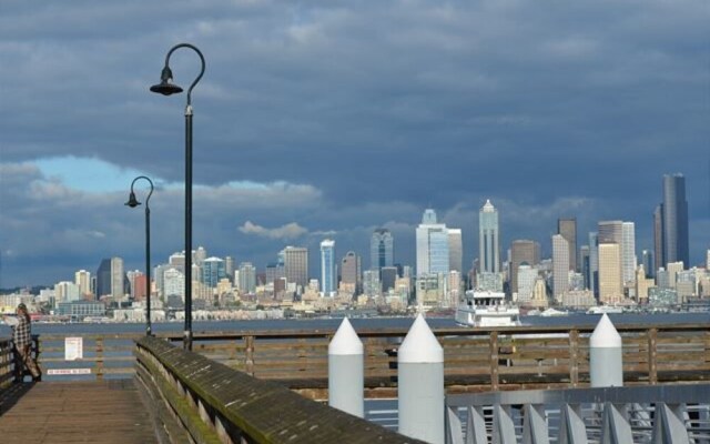 Alki Beach House - Three Bedroom Home with Fireplace