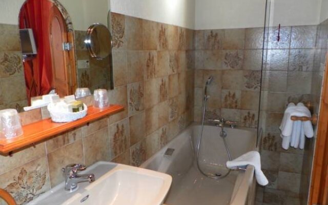 Relais Saint Roch Rest. La Petite Maison