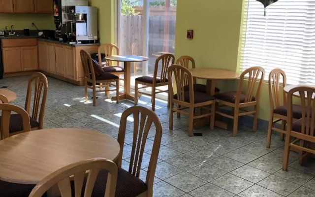 Cloverdale Wine Country Inn & Suites