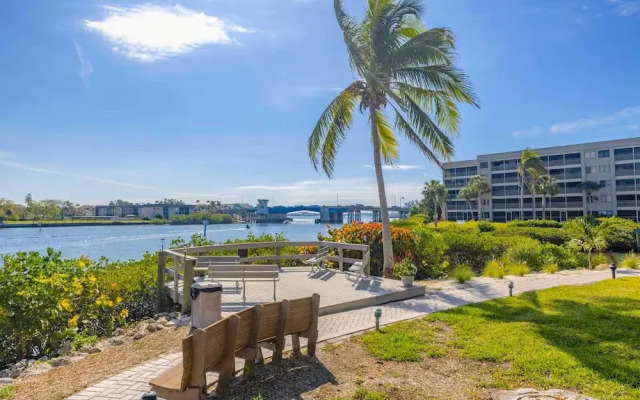 Charming 2BR Lagoon-view Steps To Siesta Key Beach