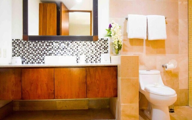 LUXURY CONDO STEPS FROM 5th AV & BEACH