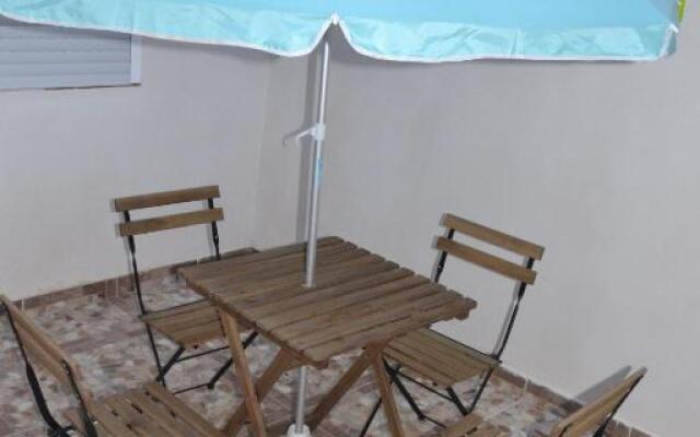 Stunning 2 Bedroom Apartment Fully Refurbished With Air-conditioning