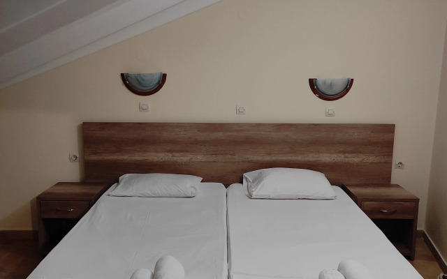 Kavos Plaza Hotel