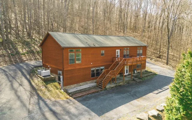 Hillside Hideaway by Taylor Made Deep Creek
