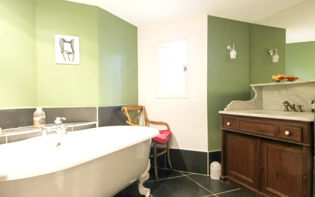 Villa With 4 Bedrooms in Maussane-les-alpilles, With Wonderful Mountai