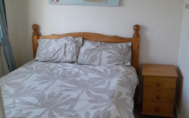 2 Bed-sleeps 4-pets-parking-5 Min to Beach