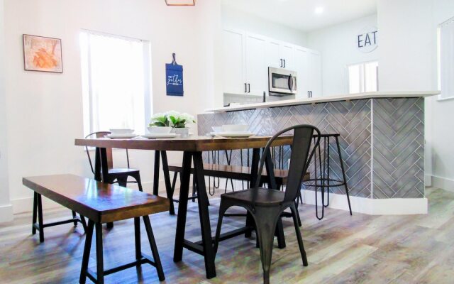 Stylish 3 Bedroom Home Private Balcony Patio