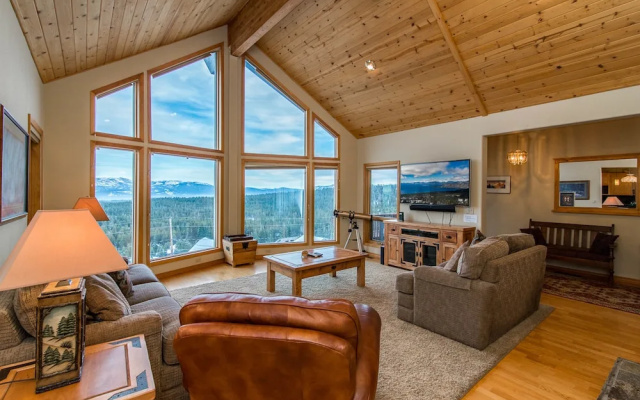 Charming Tahoe Donner Chalet by RedAwning