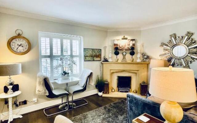 Cotswold Chic Retreats "Jacinabox" 5 Star Chipping Campden-Parking-Garden