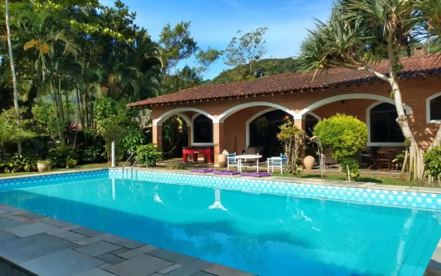 Casa com piscina em condomínio fechado no Guarujá