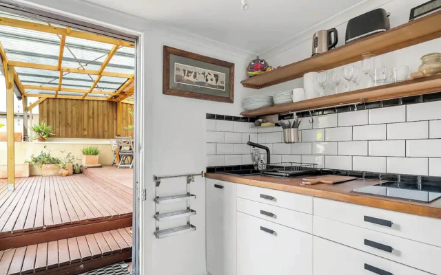 Cozy Apartment w/ Terrace Close to City Center