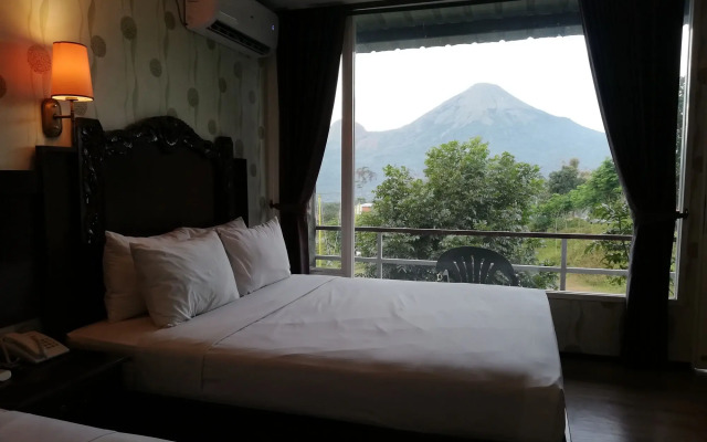 Royal Caravan Hotel Trawas