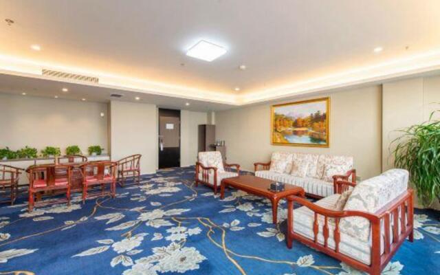 Homeinn Plus Hotel (Dandong Yalu River Grand Bridge Broken Bridge Scenic Area Railway Station)