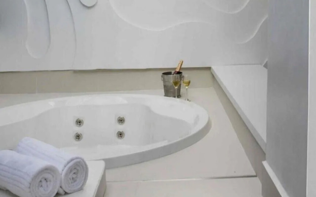 Tout Motel (Adults Only)