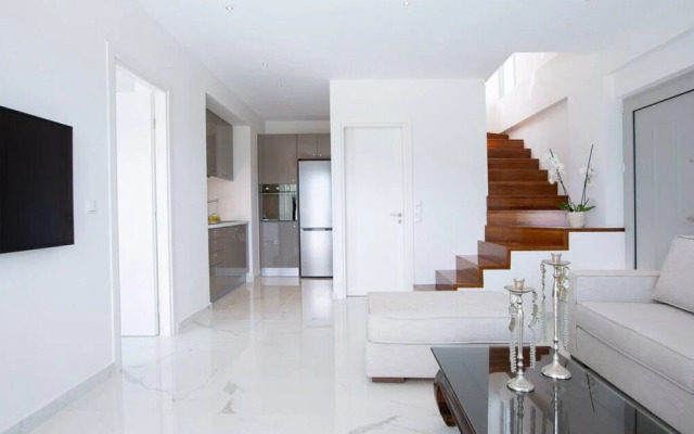 Villa O OFF White in Lefkada