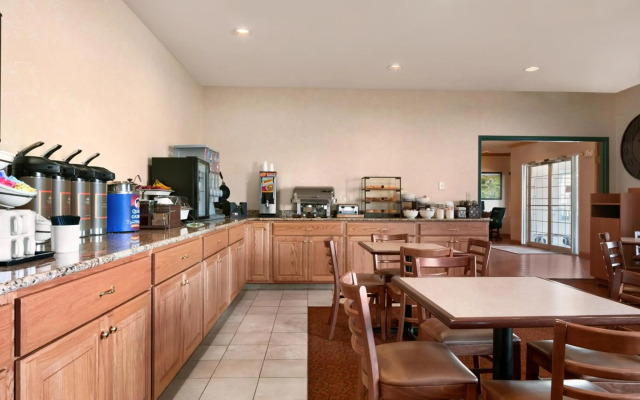 Country Inn & Suites by Radisson, Clinton, IA