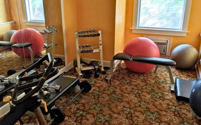 Colony Hotel & Cabaña Club