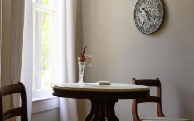 1823 Historic Rose Hill Inn