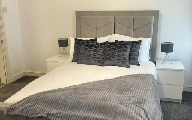 4br-sleeps10-garden-freeparking
