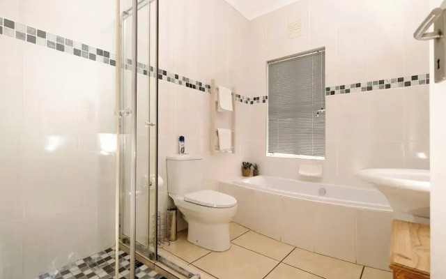 The Pelican - Stunning 3-bedroom Holiday Home in Langebaan
