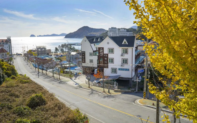 Geojae Waedo Palace Pension